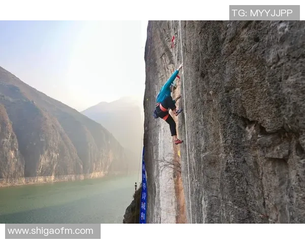 重庆攀岩队中路突破战术解析与实战应用研究 重庆攀岩队中路突破战术解析与实战应用研究